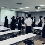 社会医療法人北斗様の受付スタッフが、体感型ワークでお辞儀の練習をしている様子です。研修を通して、患者様に安心感と信頼感を届けるスキルを身につけています。