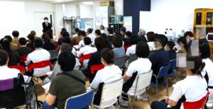 療機関スタッフがクレーム対応について学ぶ研修受講の様子