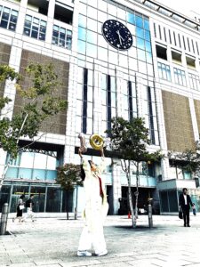 起業10周年を迎え、10周年バルーンを持ってポーズする個人事業主。全国の医療機関・企業向け研修やメンタルヘルス支援への感謝を伝える記念写真。