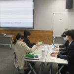 メンタルヘルス研修で、職場での気づきや声かけについてワークに取り組む参加者の様子