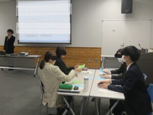 メンタルヘルス研修で、職場での気づきや声かけについてワークに取り組む参加者の様子