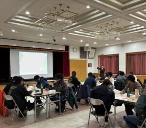 JA美瑛町青年部を対象に実施したメンタルヘルス研修で、コミュニケーションとアンガーマネジメントをワーク形式で学ぶ青年部員の様子