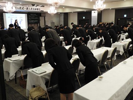 旭川で実施した新入社員研修でお辞儀の練習をする参加者の様子