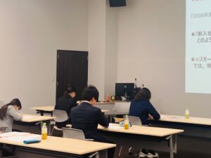 新入社員研修の実施風景|ビジネスマナーとメンタルヘルスを取り入れた研修