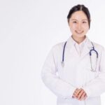 医療スタッフの笑顔と信頼感を伝えるイメージ｜医療接遇研修・患者対応の改善