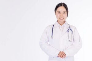 医療スタッフの笑顔と信頼感を伝えるイメージ|医療接遇研修・患者対応の改善