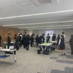 JA新採用職員研修でビジネスマナーと名刺交換を学ぶ参加者