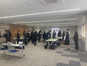 JA新採用職員研修でビジネスマナーと名刺交換を学ぶ参加者