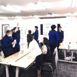 若手社員研修でペーパータワーに取り組む様子