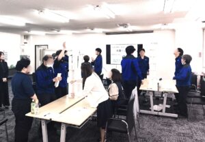若手社員研修でペーパータワーに取り組む様子
